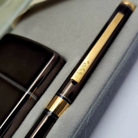 Set Bút - Bật Lửa Zippo Cổ Đồng Khối Phủ Mitnight Băng Đen Huyền Bí Đời VI La Mã Năm 1990 ZS94
