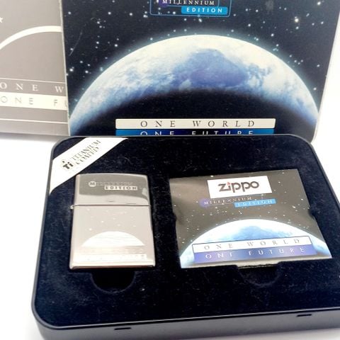 Bật Lửa Zippo Cổ Đồng Khối Mạ Titan Zippo COTY 1999: One World – One Future Hiếm Gặp Đời XV La Mã Năm 1999 ZS93