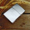 BẬT LỬA ZIPPO CHROME BÓNG HOA VĂN SƠN HẤP NHIỆT VÂN ĐÁ LOGO NGỌN LỬA BẢN XUẤT CHÂU ÂU NĂM 2011 Z84