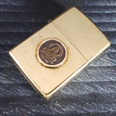 BẬT LỬA ZIPPO BRASS EMBLEM LOGO KỶ NIỆM 10 NĂM THÀNH LẬP HÃNG NĂM 2008 Z92