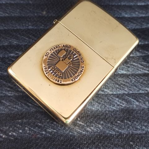 BẬT LỬA ZIPPO BRASS EMBLEM LOGO KỶ NIỆM 50 NĂM THÀNH LẬP HÃNG NĂM 2008 Z94