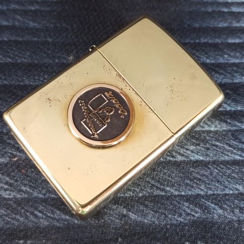 BẬT LỬA ZIPPO BRASS EMBLEM LOGO KỶ NIỆM 25 NĂM THÀNH LẬP HÃNG NĂM 2008 Z95