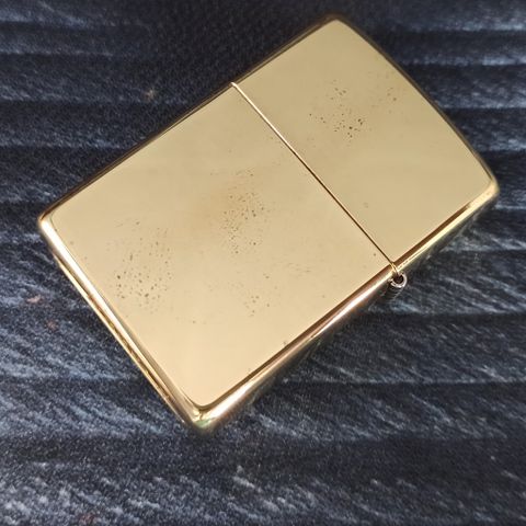 BẬT LỬA ZIPPO BRASS EMBLEM LOGO KỶ NIỆM 25 NĂM THÀNH LẬP HÃNG NĂM 2008 Z95