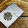 BẬT LỬA ZIPPO SATIN EMBLEM LOGO KỶ NIỆM 25 NĂM THÀNH LẬP HÃNG NĂM 2014 Z97