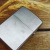 BẬT LỬA ZIPPO SATIN EMBLEM LOGO KỶ NIỆM 25 NĂM THÀNH LẬP HÃNG NĂM 2014 Z97