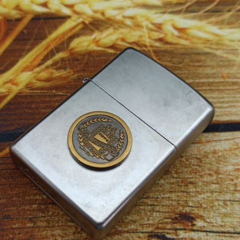 BẬT LỬA ZIPPO SATIN EMBLEM LOGO KỶ NIỆM 60 NĂM THÀNH LẬP HÃNG NĂM 2014 Z98