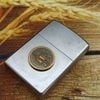 BẬT LỬA ZIPPO SATIN EMBLEM LOGO KỶ NIỆM 60 NĂM THÀNH LẬP HÃNG NĂM 2014 Z98