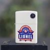 BẬT LỬA ZIPPO SƠN TĨNH ĐIỆN CHỦ ĐỀ LIONEL KỶ NIỆM 100 NĂM BẢN XUẤT CHÂU ÂU ĐỜI XVI NĂM 2000 ZL105
