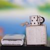 BẬT LỬA ZIPPO MẠ CHROME SƠN HẤP NHIỆT CHỦ ĐỀ NGỰA ĐUA BẢN XUẤT CHÂU ÂU ĐỜI XI NĂM 1995 ZL111