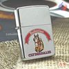 BẬT LỬA ZIPPO MẠ CHROME SƠN HẤP NHIỆT CHỦ ĐỀ NGỰA ĐUA BẢN XUẤT CHÂU ÂU ĐỜI XI NĂM 1995 ZL111