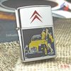 BẬT LỬA ZIPPO CHROME BÓNG CHỦ ĐỀ XE CỔ VÀ NGƯỜI MẪU BẢN XUẤT CHÂU ÂU ĐỜI XIII NĂM 1997 ZL126