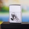 BẬT LỬA ZIPPO CHROME BÓNG SƠN HẤP NHIỆT CHỦ ĐỀ NGƯỜI NGOÀI HÀNH TINH BẢN XUẤT CHÂU ÂU ĐỜI XIII NĂM 1997 ZL129