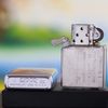 BẬT LỬA ZIPPO CHROME BÓNG SƠN HẤP NHIỆT CHỦ ĐỀ NGƯỜI NGOÀI HÀNH TINH BẢN XUẤT CHÂU ÂU ĐỜI XIII NĂM 1997 ZL129