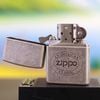 BẬT LỬA ZIPPO MẠ BẠC CỔ XUẤT THỊ TRƯỜNG CHÂU ÂU ĐỜI XIV NĂM 1998 ZL153