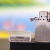 BẬT LỬA ZIPPO MẠ BẠC CỔ XUẤT THỊ TRƯỜNG CHÂU ÂU ĐỜI XIV NĂM 1998 ZL153