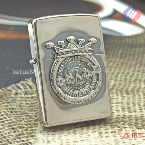 BẬT LỬA ZIPPO LIMITTED 300 CHIẾC TOÀN THẾ GIỚI EMBLEM CHỦ ĐỀ KỶ NIỆM 25 NĂM THƯƠNG HIỆU (CỰC HIẾM) NĂM 2006 ZL165