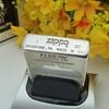 BẬT LỬA ZIPPO LIMITTED MẠ BẠC ĐẮP NỔI 2 MẶT CHỦ ĐỀ KỶ NIỆM 100 NĂM ATLANTA ĐỜI XI NĂM 1995 ZL171