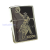 BẬT LỬA ZIPPO SLIVE PLATE MẠ BẠC DEMI VÀNG CHỦ ĐỀ CAO BỒI CƯỠI NGỰA QUĂNG DÂY XUẤT THỊ TRƯỜNG CHÂU ÂU ĐỜI XI NĂM 1995 ZL174