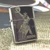 BẬT LỬA ZIPPO SLIVE PLATE MẠ BẠC DEMI VÀNG CHỦ ĐỀ CAO BỒI CƯỠI NGỰA QUĂNG DÂY XUẤT THỊ TRƯỜNG CHÂU ÂU ĐỜI XI NĂM 1995 ZL174