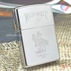 BẬT LỬA ZIPPO CHROME BÓNG CHỦ ĐỀ WILD WEST CAO BỒI CƯỠI NGỰA ĐỜI XI NĂM 1995 ZL17