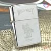 BẬT LỬA ZIPPO CHROME BÓNG CHỦ ĐỀ WILD WEST CAO BỒI CƯỠI NGỰA ĐỜI XI NĂM 1995 ZL17