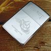 BẬT LỬA ZIPPO CHROME BÓNG CHỦ ĐỀ WILD WEST MŨ DÂY CAO BỒI ĐỜI VI NĂM 1990 ZL194