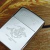 BẬT LỬA ZIPPO CHROME BÓNG CHỦ ĐỀ WILD WEST CAO BỒI CƯỠI NGỰA ĐỜI VI NĂM 1990 ZL195