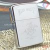 BẬT LỬA ZIPPO CHROME BÓNG CHỦ ĐỀ WILD WEST CAO BỒI CƯỠI NGỰA ĐỜI VI NĂM 1990 ZL195