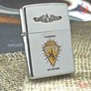 BẬT LỬA ZIPPO CHROME BÓNG SƠN HẤP NHIỆT CHỦ ĐỀ CAO BỒI CƯỠI NGỰA ĐỜI XVI NĂM 2000 ZL205