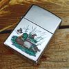BẬT LỬA ZIPPO CHROME BÓNG SƠN HẤP NHIỆT CHỦ ĐỀ ĐỘNG VẬT VỊT ĐỜI XVI NĂM 2000 ZL210