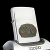 BẬT LỬA ZIPPO CHROME EMBLEM THỢ SĂN ĐỜI XII NĂM 1996 ZL213