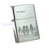 BẬT LỬA ZIPPO CHROME BÓNG CHỦ ĐỀ MARLBORO 3 CHÀNG NGỰ LÂM BẢN XUẤT CHÂU ÂU ( HIẾM) ĐỜI XII LA MÃ SẢN XUẤT NĂM 1996 ZL219