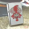 BẬT LỬA ZIPPO CHROME BÓNG SƠN HẤP NHIỆT CHỦ ĐỀ CHÚ HỀ MA QUÁI ĐỜI XVI NĂM 2000 ZL245