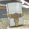 BẬT LỬA ZIPPO EMBLEM ĐAI HARLEY DAVISION ĐỜI XIV LA MÃ SẢN XUẤT NĂM 1998 - ZL249