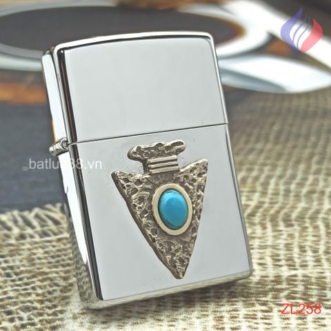 BẬT LỬA ZIPPO EMBLEM MŨI GIÁO ĐÍNH ĐÁ NGỌC LAM MAY MẮN ĐỜI XIV LA MÃ SẢN XUẤT NĂM 1998 - ZL258