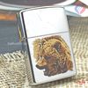 BẬT LỬA ZIPPO CHROME BÓNG SƠN HẤP NHIỆT CHỦ ĐỀ ĐẦU GẤU ĐỜI XV NĂM 1999 ZL48