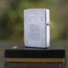 BẬT LỬA ZIPPO CHROME BÓNG SƠN HẤP NHIỆT CHỦ ĐỀ ĐẦU MÁY XE LỬA ĐỜI XVI NĂM 2000 ZL52