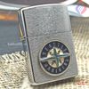 BẬT LỬA ZIPPO CHROME CHỦ ĐỀ EMBLEM LA BÀN - BỐN PHƯƠNG TÁM HƯỚNG ĐỜI XIII NĂM 1997 ZL63