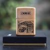 BẬT LỬA ZIPPO BRASS SƠN HẤP NHIỆT CHỦ ĐỀ DORAL ĐỜI XII NĂM 1996 ZL64