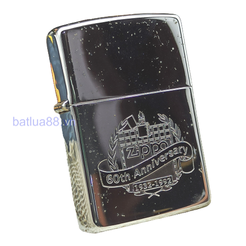 BẬT LỬA ZIPPO CHROME BÓNG CHỦ ĐỀ KỶ NIỆM 60TH ĐỜI VIII NĂM 1992 ZL7 BẢN KỶ NIỆM 60 NĂM THÀNH LẬP HÃNG 1932-1992