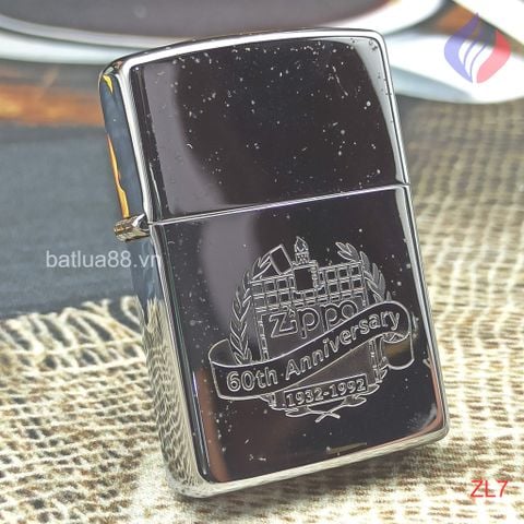 BẬT LỬA ZIPPO CHROME BÓNG CHỦ ĐỀ KỶ NIỆM 60TH ĐỜI VIII NĂM 1992 ZL7 BẢN KỶ NIỆM 60 NĂM THÀNH LẬP HÃNG 1932-1992