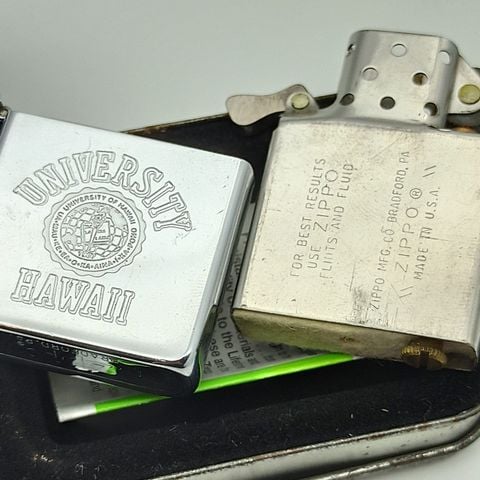 BẬT LỬA ZIPPO MẠ CHROME CHỦ ĐỀ TRƯỜNG ĐẠI HỌC HAWAII  ĐỜI II NĂM 1986 ZL91