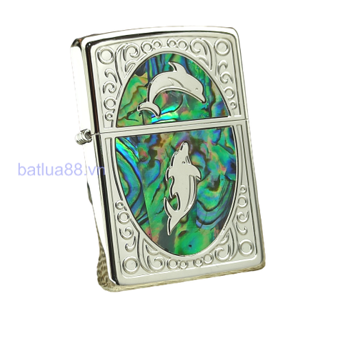 BẬT LỬA ZIPPO MẠ BẠC HOA VĂN KHẢM XÀ CỪ (KHẢM TRAI) CÁ HEO ZN83