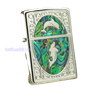 BẬT LỬA ZIPPO MẠ BẠC HOA VĂN KHẢM XÀ CỪ (KHẢM TRAI) CÁ HEO ZN83