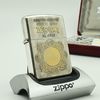 SET BẬT LỬA ZIPPO LIMITTED MẠ BẠC ĐẮP NỔI DEMI VÀNG CHỦ ĐỀ GƯƠNG CHIẾU YÊU + BẢNG HIỆU ZIPPO ĐỜI XII NĂM 1996 ZS10