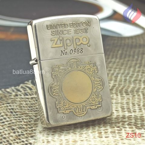 SET BẬT LỬA ZIPPO LIMITTED MẠ BẠC ĐẮP NỔI DEMI VÀNG CHỦ ĐỀ GƯƠNG CHIẾU YÊU + BẢNG HIỆU ZIPPO ĐỜI XII NĂM 1996 ZS10