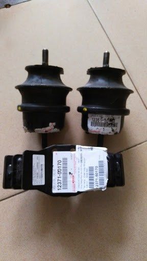 Cao su chân máy LEXUS RC-F 2017