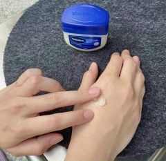 Hũ dưỡng môi Vaseline Healing Jelly 49g