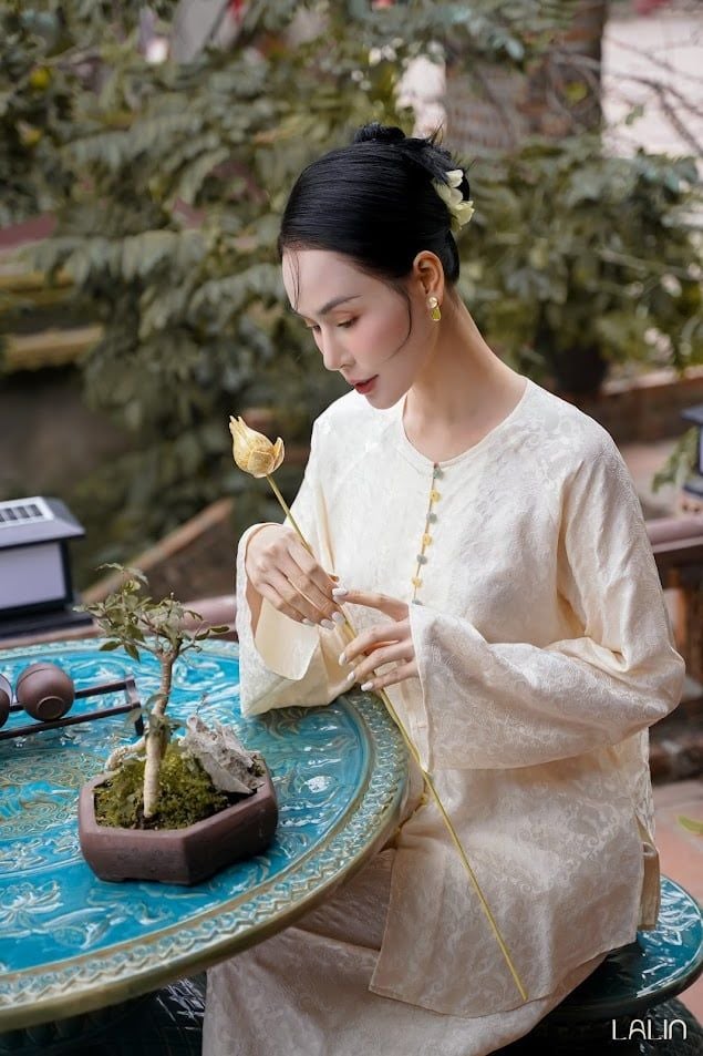 Áo Tơ Tằm Điểm Tố