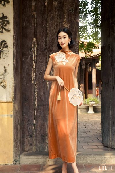  Đầm Nhung Thêu Diễm Thùy 